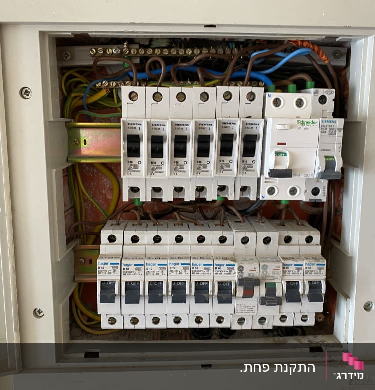 לוח חשמל עם מפסקים וחוטים צבעוניים